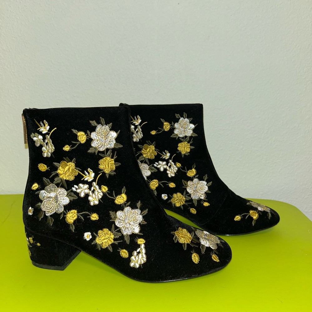 NWT Steve Madden Floral Embroidered Heeled Booties
